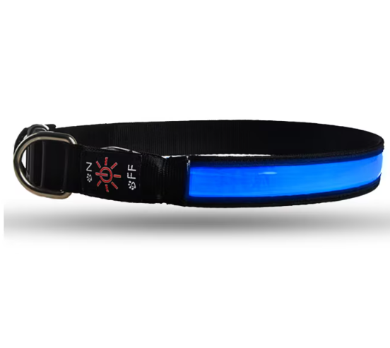 Zgarda Pentru caini, At Performance, cu Banda LED Albastru, Cusatura Reflectorizanta cu 3 Moduri de Iluminare, Marime S, Acumulator, Incarcare USB, Negru/Albastru